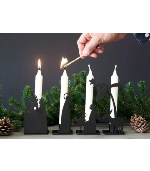 Adventsstage, julekrybbe i sort metal, kronelys