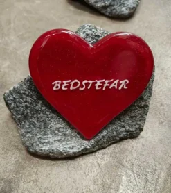 BEDSTEFAR, Rødt Glashjerte På Granitsten