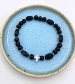 By Gabay, Armbånd med sølvkors, glas- og træperler