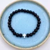 By Gabay, Armbånd med træperler og sølvkors, 21 cm