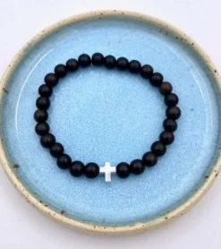 By Gabay, Armbånd med træperler og sølvkors, 21 cm