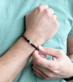 By Gabay, Armbånd med træperler og sølvkors, 21 cm