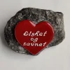 Elsket og savnet, Rødt Glashjerte På Granitsten