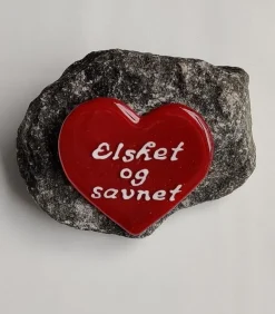 Elsket og savnet, Rødt Glashjerte På Granitsten