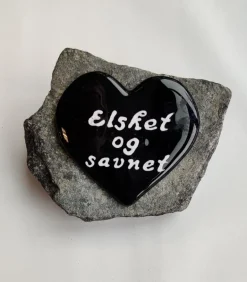 Elsket og savnet, Sort Glashjerte På Granitsten