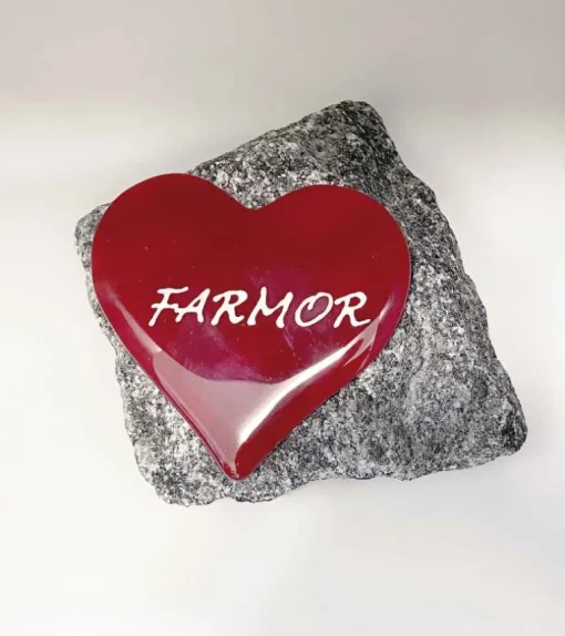 Farmor, Rødt Glashjerte På Granitsten