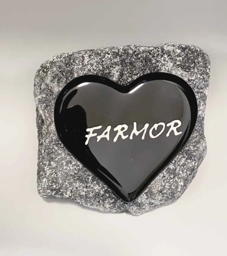 Farmor, Sort Glashjerte På Granitsten