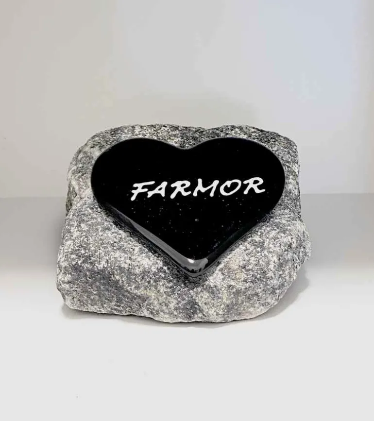 Farmor, Sort Glashjerte På Granitsten