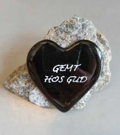 GEMT HOS GUD, Sort Glashjerte På Granitsten