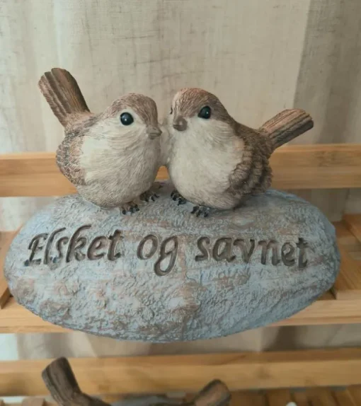Gravpynt, 2 fugle på sten, Elsket og savnet