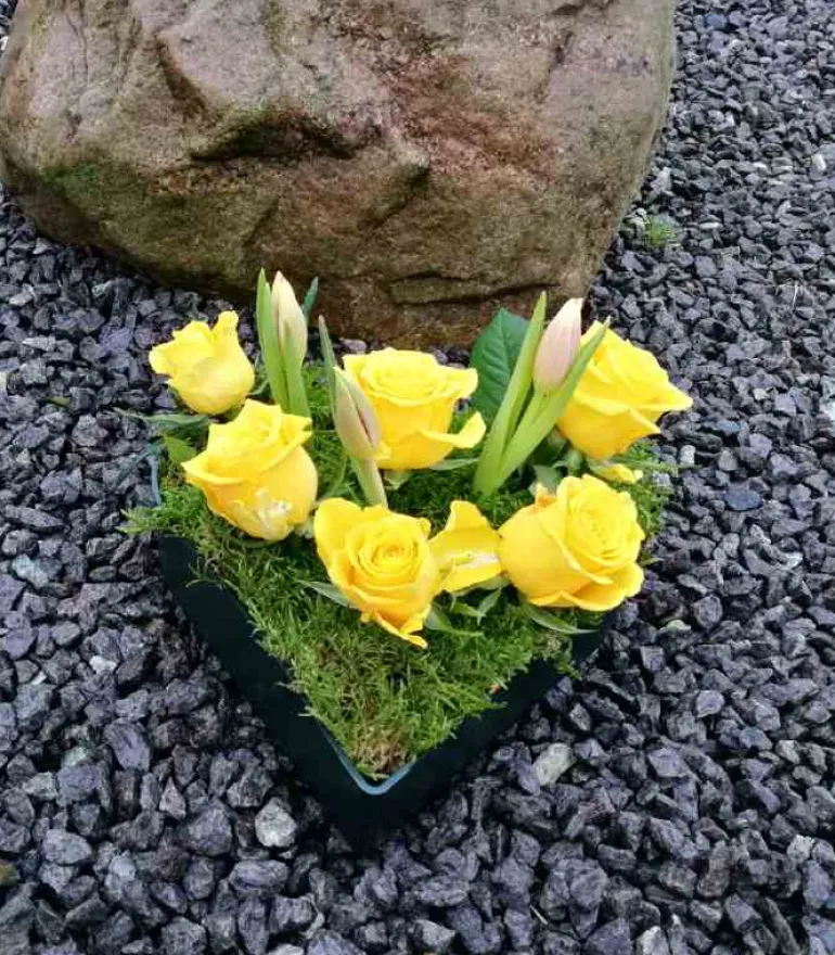 Gravvase udformet som hjerte i plast, 2 L vand, Grå