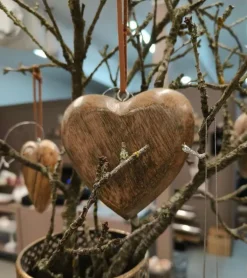 Hjerteophæng i mangotræ, 11 cm