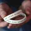 Hvid armbånd: The lord bless you