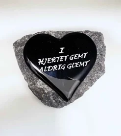 I hjertet gemt aldrig glemt, Sort Glashjerte På Granitsten