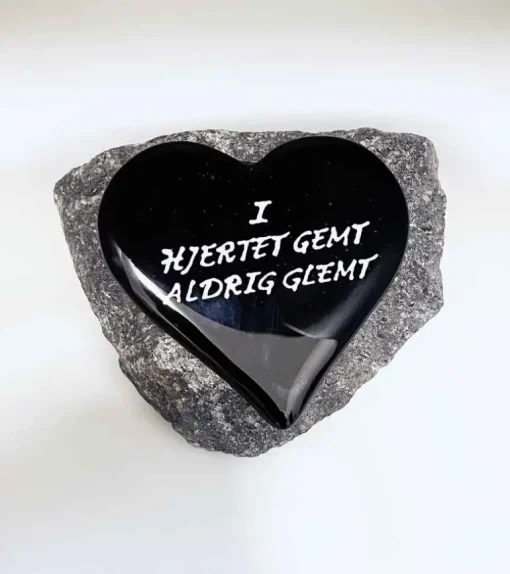 I hjertet gemt aldrig glemt, Sort Glashjerte På Granitsten
