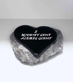 I hjertet gemt aldrig glemt, Sort Glashjerte På Granitsten