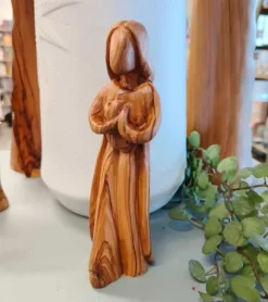 Jesus med hjerte i oliventræ, 16 cm
