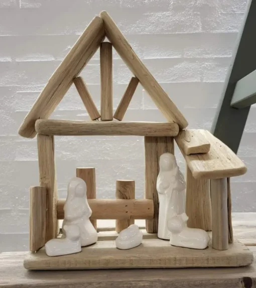 Julekrybbe i drivtømmer og porcelæn, høj