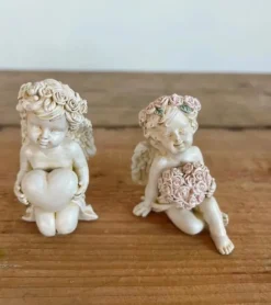 Lille engel med hvidt hjerte