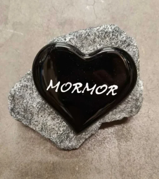 MORMOR, Sort Glashjerte På Granitsten