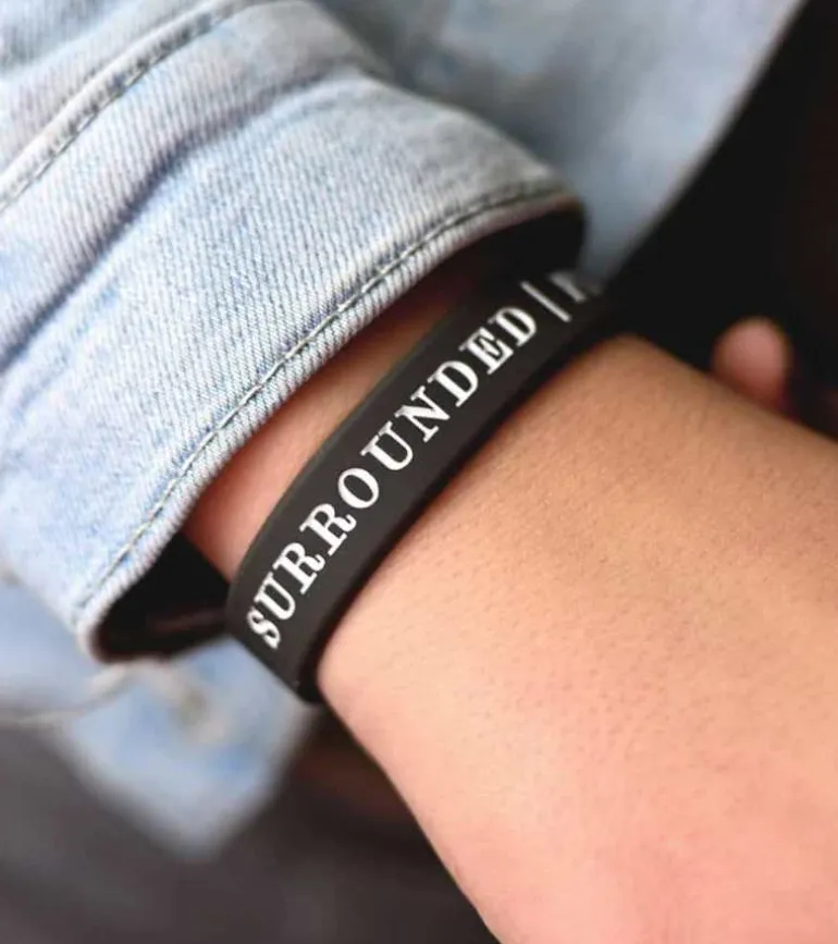 Sort armbånd: Surrounded, Forgiven, Saved