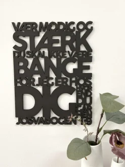 Træskilt, Bibelvers: Vær modig og stærk, Sort MDF
