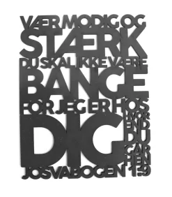 Træskilt, Bibelvers: Vær modig og stærk, Sort MDF