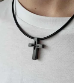 Vedhæng – Kors m. Kryds – Sort